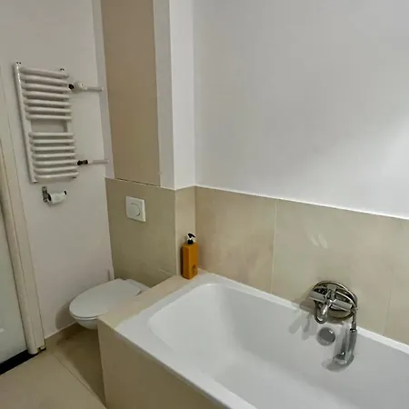 Comfy 2 Metro Apartment